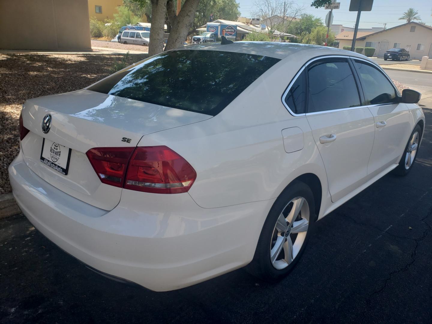 2013 WHITE /gray and black Volkswagen Passat se (1VWBP7A31DC) with an 2.5 l5 engine, 6-Speed Automatic transmission, located at 323 E Dunlap Ave., Phoenix, AZ, 85020, (602) 331-9000, 33.567677, -112.069000 - Photo#3
